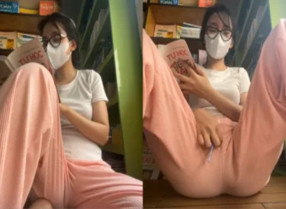 Em út vừa đọc sách vừa đưa sextoy ra vào lồn