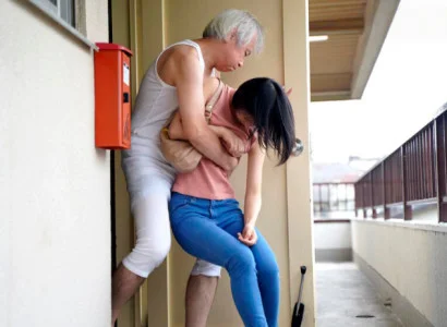 Cô dâu mới cưới bị bố chồng già cưỡng hiếp