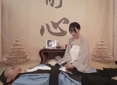 Cô nữ tu chăm sóc vị đạo sĩ bị thương