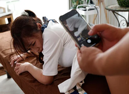 Cô nhân viên triệt lông thì đè ra hiếp