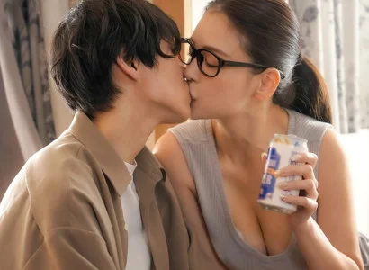 Anh chàng vừa mất người yêu vì bị cắm sừng được chị hàng xóm an ủi bằng những cử chỉ ấm áp