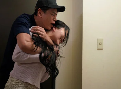 Nữ ca sĩ bị kẻ cuồng nhiệt cưỡng hiếp vì vẻ đẹp làm mờ lý trí