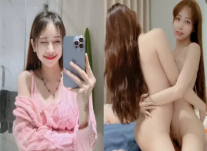 Hai cô gái trong buổi phát trực tiếp móc bím nhau khi đang phát trực tiếp