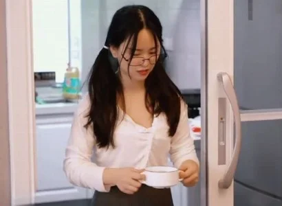 Người đàn ông trung niên trong khi người quen trong xóm chén